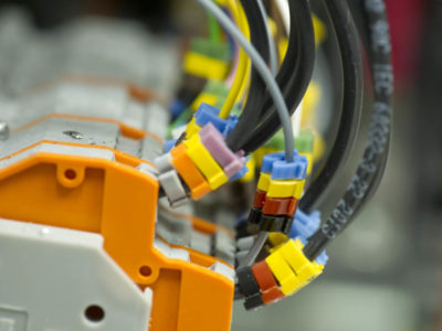 UN MONDE D’ÉLECTRONIQUE !